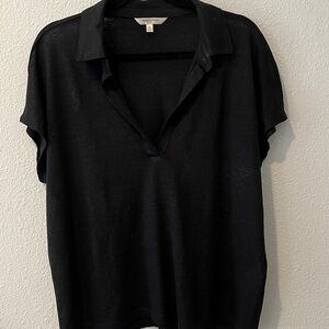 Linen Banana Republic Black Collared Polo Top
Short sleeve, Pull on V-Neck.
Sz M